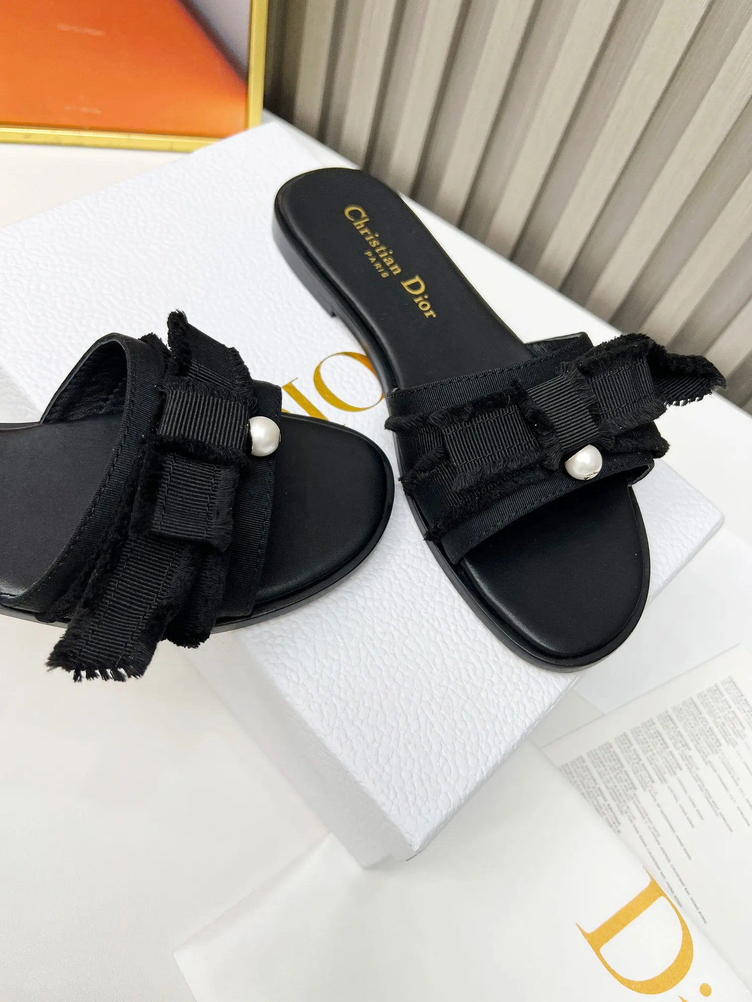 👟👟Ex-factory price 340👟👟 Genuine leather sole +40 DIOR purchasing grade Dior Dior new colors new elements DIOR spring and summer new round toe pearl open toe slippers, retro and versatile. The top version on the market. Upper: Original molded fabric Lining: Water-dyed sheepskin lining Size: #35-42 (40, 41, 42 custom-made, non-refundable)